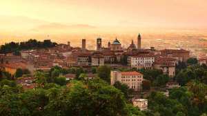 Sunrise_at_Bergamo_old_town,_Lombardy,_Italy